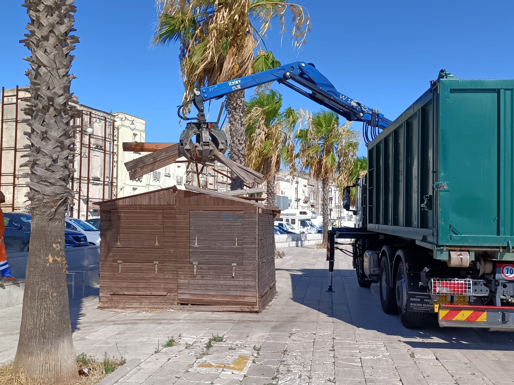 Foto rimozione barche e chiosco via Garibaldi 5