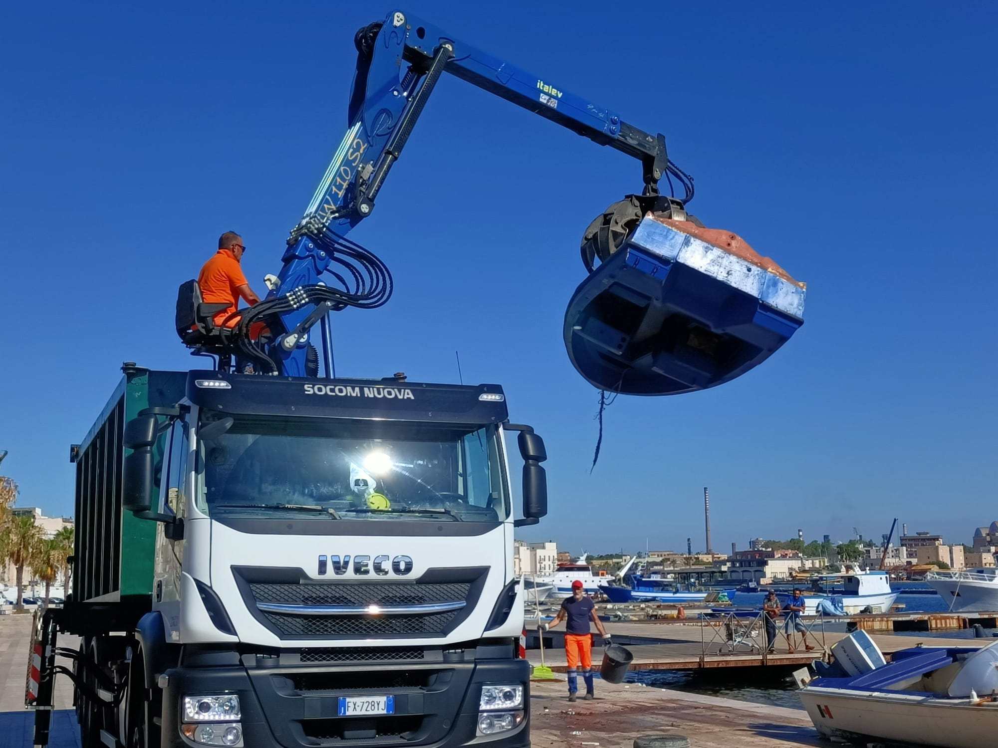 Foto rimozione barche e chiosco via Garibaldi 8